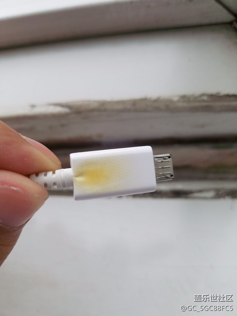 手機(jī)充電器發(fā)熱燒焦。