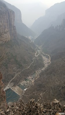 路+新鄉(xiāng)+崎嶇的山路