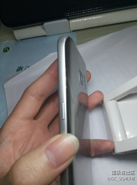 三星s7國(guó)行后蓋開(kāi)膠中招