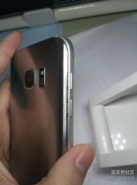 三星s7國(guó)行后蓋開(kāi)膠中招