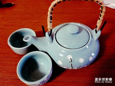買了一個(gè)小茶壺