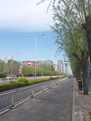 藍天白云綠樹紅墻