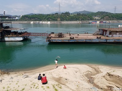 風(fēng)和日麗，淺灘白沙