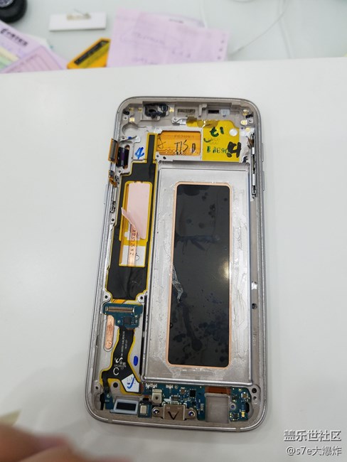 屏幕碎了，1550元，心痛。