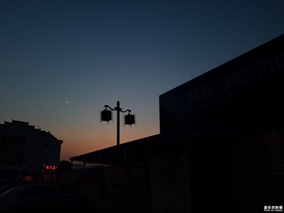 青天如水月如鉤