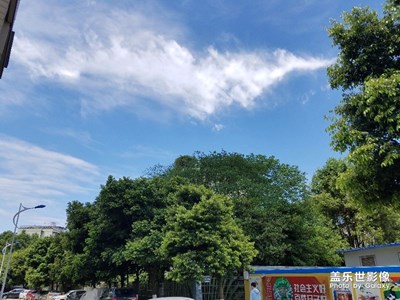 藍(lán)藍(lán)的天空白云飄