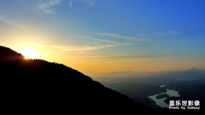 我見青山多嫵媚