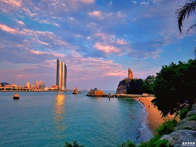 漫步在廈門鼓浪嶼海邊上