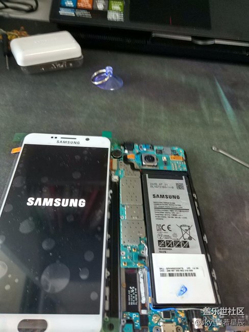 牛五的內(nèi)部構(gòu)造好簡(jiǎn)單，就是后蓋被我拆碎了