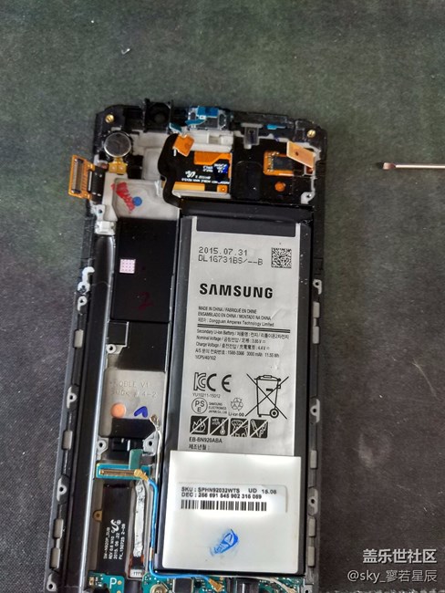 牛五的內(nèi)部構(gòu)造好簡(jiǎn)單，就是后蓋被我拆碎了