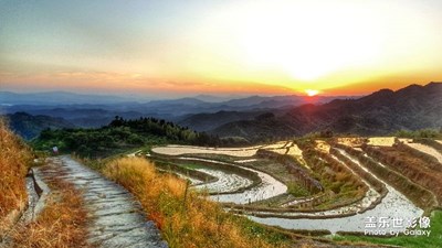 夕陽下的三樓村