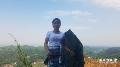 拿傘的女人