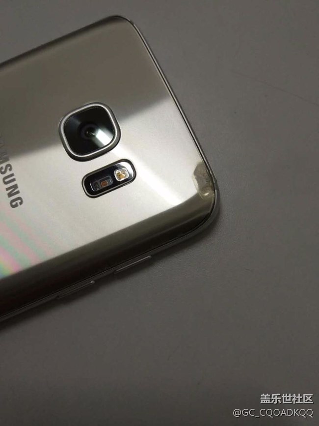 電池發(fā)燙，后蓋有灼燒痕跡