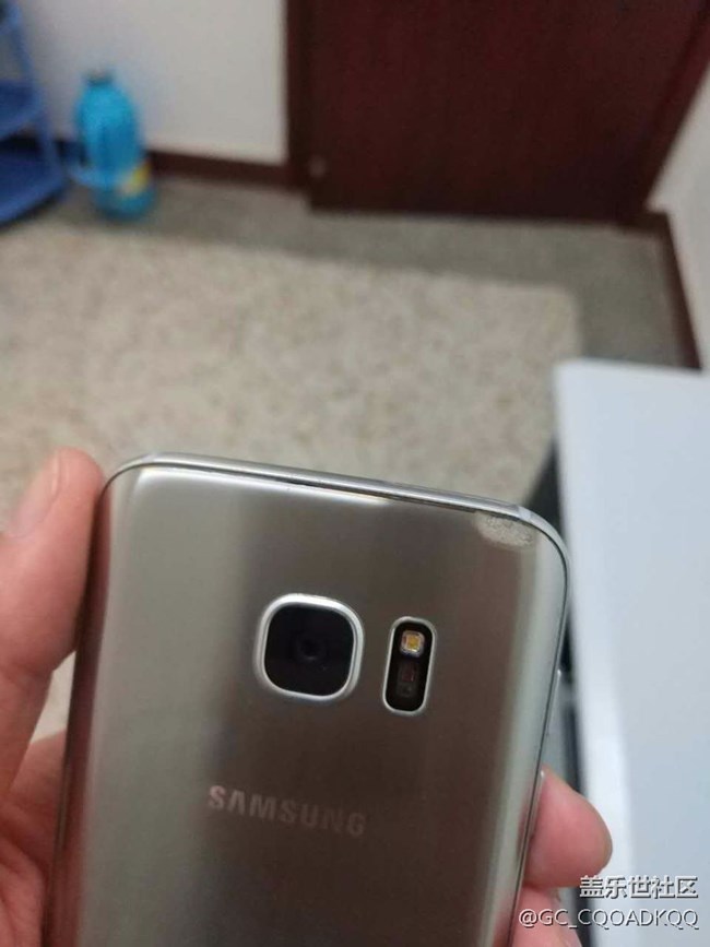 電池發(fā)燙，后蓋有灼燒痕跡