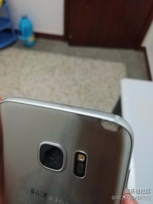 電池發(fā)燙，后蓋有灼燒痕跡