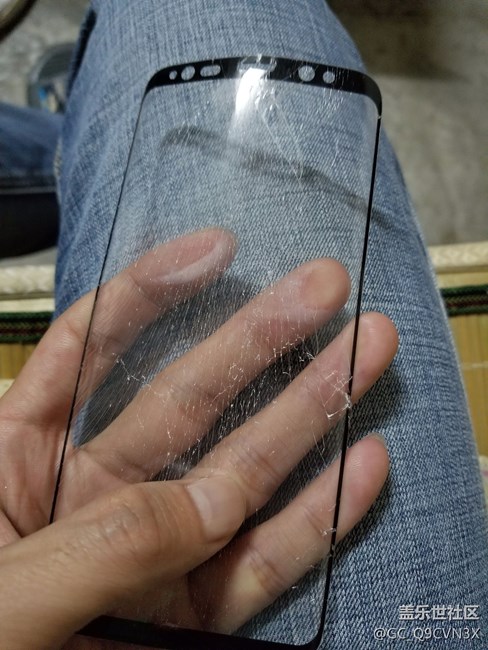 曲面鋼化膜還是有點(diǎn)小坑，一天就撕掉它了。