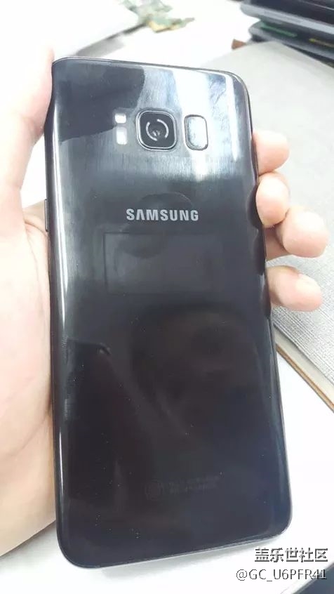 請問各位大神，三星s8后蓋上的這個(gè)痕跡怎么去除？