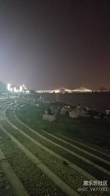 夜景拍的太多噪點了