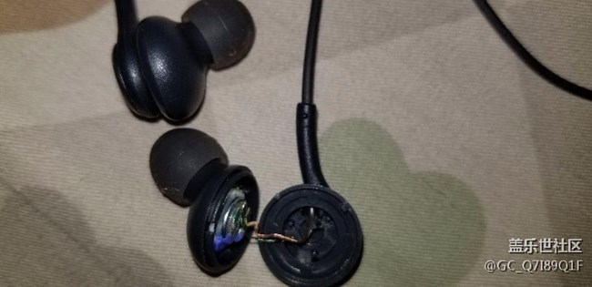 s8+原裝耳機(jī)突然開(kāi)了？？