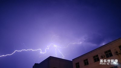 哈哈，又拍到閃電了！