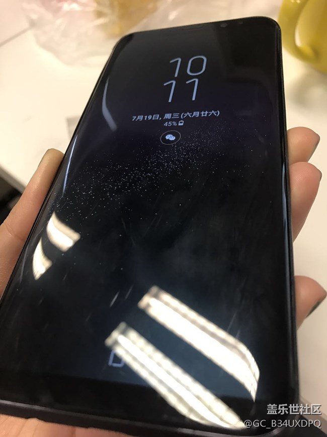新買的S8+掉地上 屏幕都是劃痕