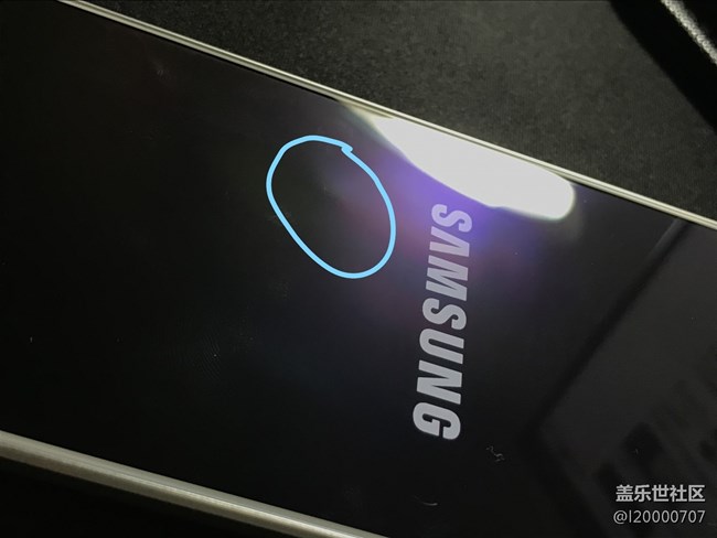 前幾天在天貓?zhí)K寧入了臺(tái)note5 現(xiàn)在發(fā)現(xiàn)內(nèi)屏上有個(gè)突起。。