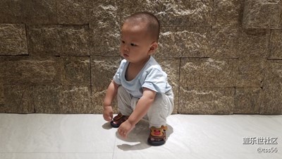 一個人蹲著沉思