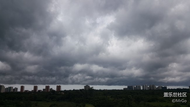 要下雨了。收衣服