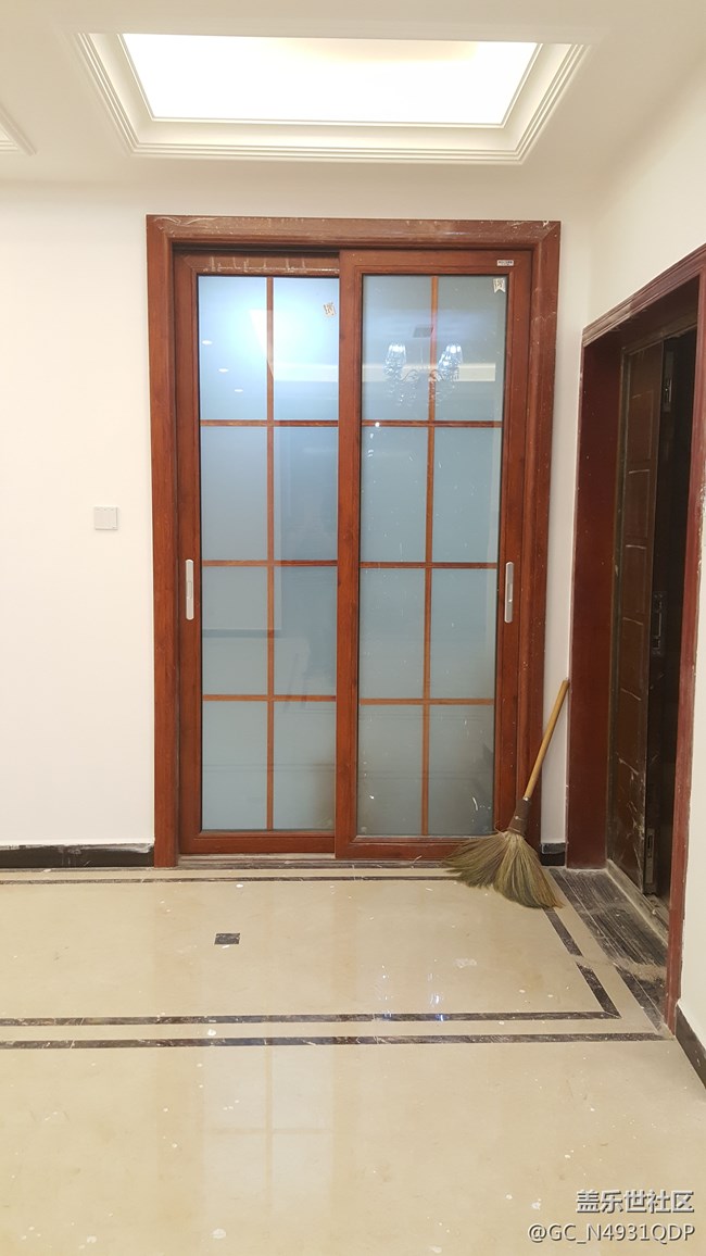 拍出來(lái)的照片中間是彎的，怎么回事