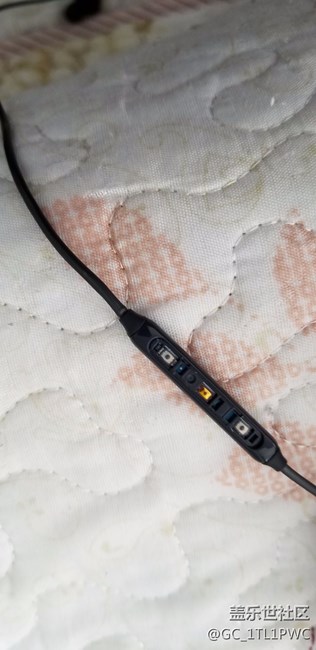 s8才買一個月，耳機音量鍵脫落