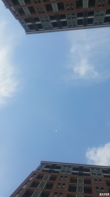 藍(lán)天白云?上弦月