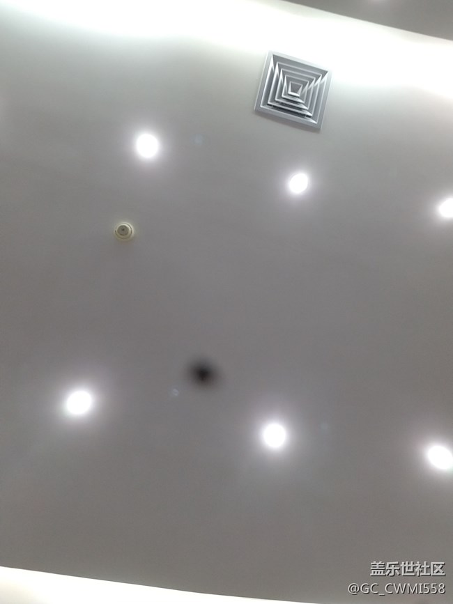 前置攝像頭出現(xiàn)黑點，什么情況