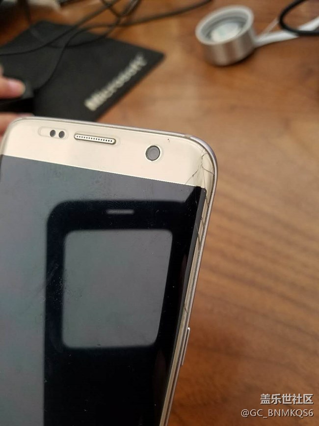 s7edge質(zhì)量太差，玩?zhèn)€王者榮耀竟然會(huì)炸后蓋，各位要小心了