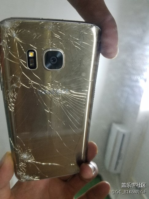 摔一下就這樣，所以說沒什么必要大家真的不要裸奔