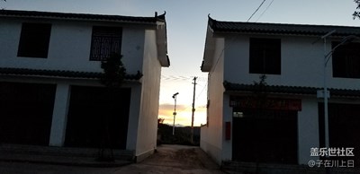 落霞與孤鶩齊飛，秋水共長(zhǎng)天一色