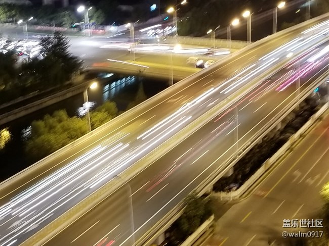 今夜的月亮和街!夜拍神器。。。