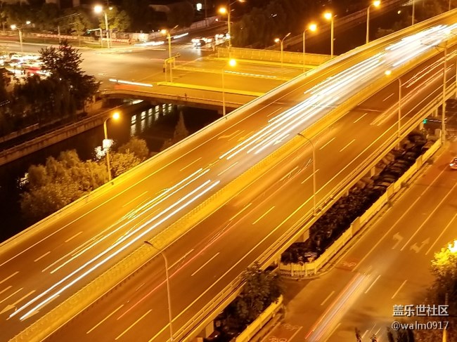 今夜的月亮和街!夜拍神器。。。