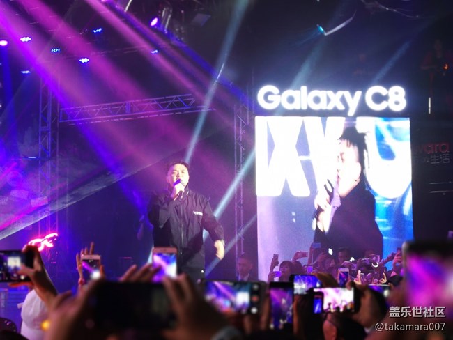三星C8中國(guó)發(fā)布，嘻哈歌手助力燃爆全場(chǎng)
