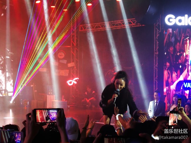 三星C8中國(guó)發(fā)布，嘻哈歌手助力燃爆全場(chǎng)