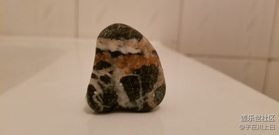 這人啊就像這石頭，無論你再尖銳也會(huì)被磨平棱角，變得圓潤(rùn)。