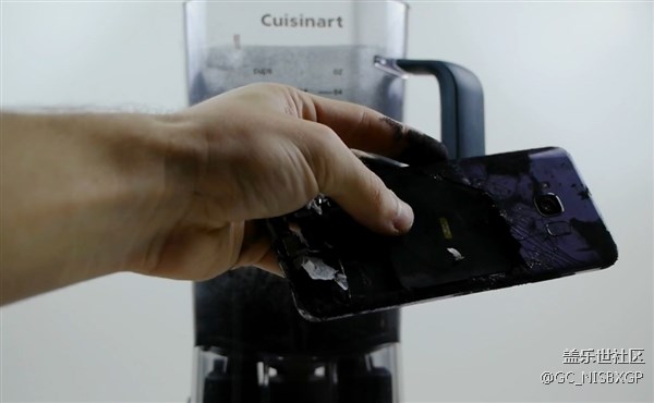看著肉疼，當三星S8和蘋果iPhone 8放進攪拌機之后…