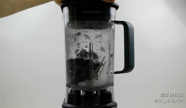 看著肉疼，當三星S8和蘋果iPhone 8放進攪拌機之后…