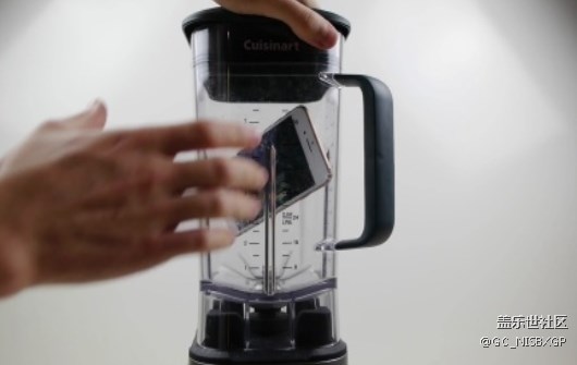 看著肉疼，當三星S8和蘋果iPhone 8放進攪拌機之后…