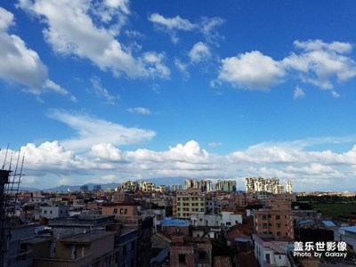 這樣的天氣很適合登高望遠(yuǎn)