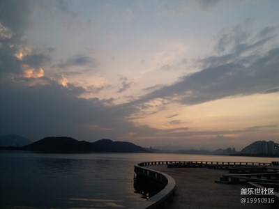 《吃喝玩樂》+湖畔黃昏風(fēng)光
