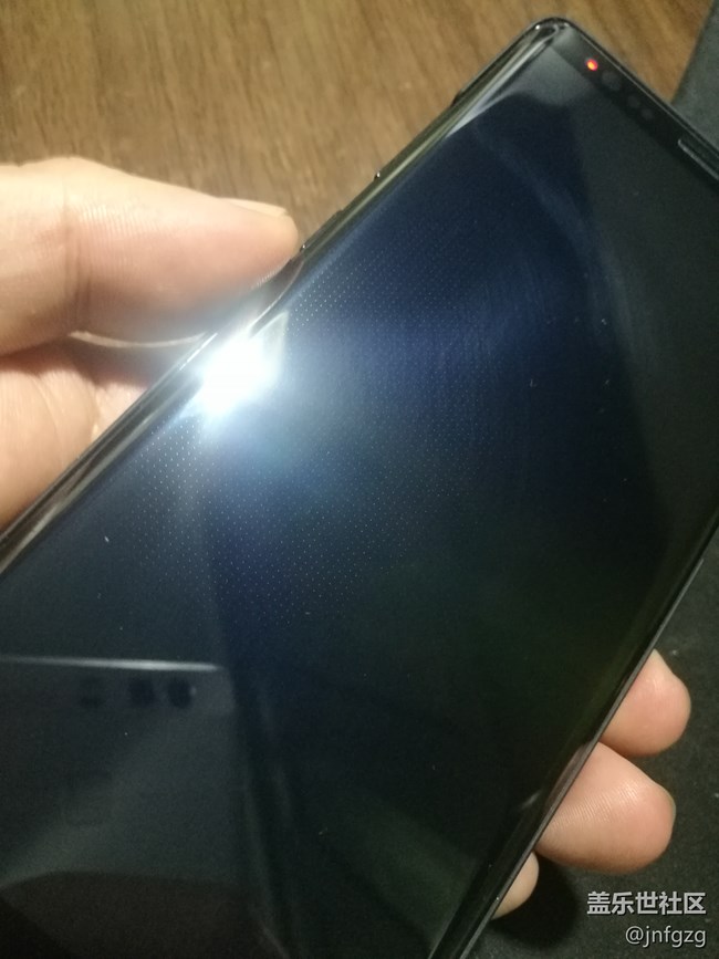 三星note8屏幕晚上在燈光下出現(xiàn)點(diǎn)陣是怎么回事？