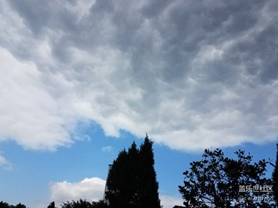 一半藍天一半烏云