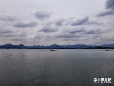 有幸偷得半日閑，小雨漫游西湖邊。 by:  ps   s8+