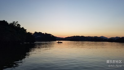 江河日落午，殊不知，輕舟已過(guò)萬(wàn)重山