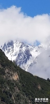 云中的雪山